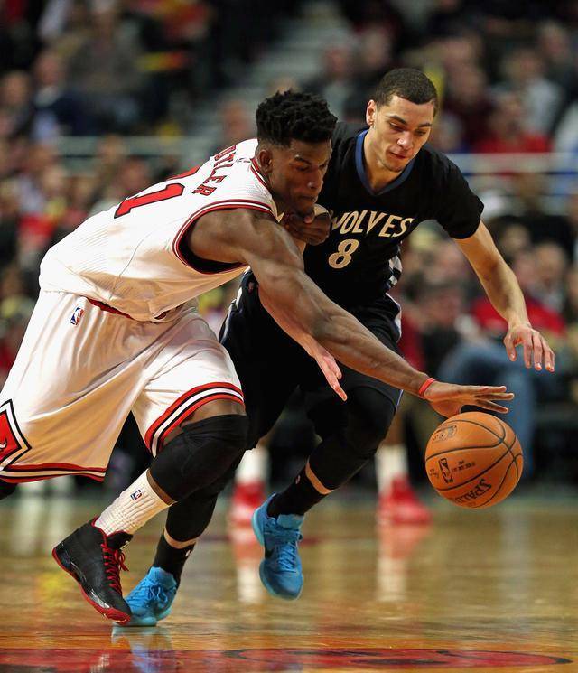 吹罚点球的 吹罚点球的