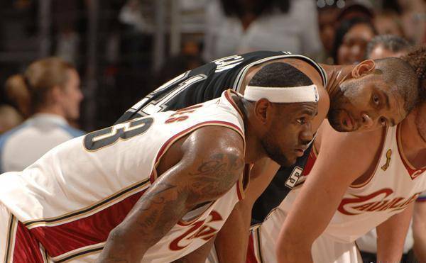 克罗斯观战湖人与东契奇合影：更喜欢看你穿蓝色球衣